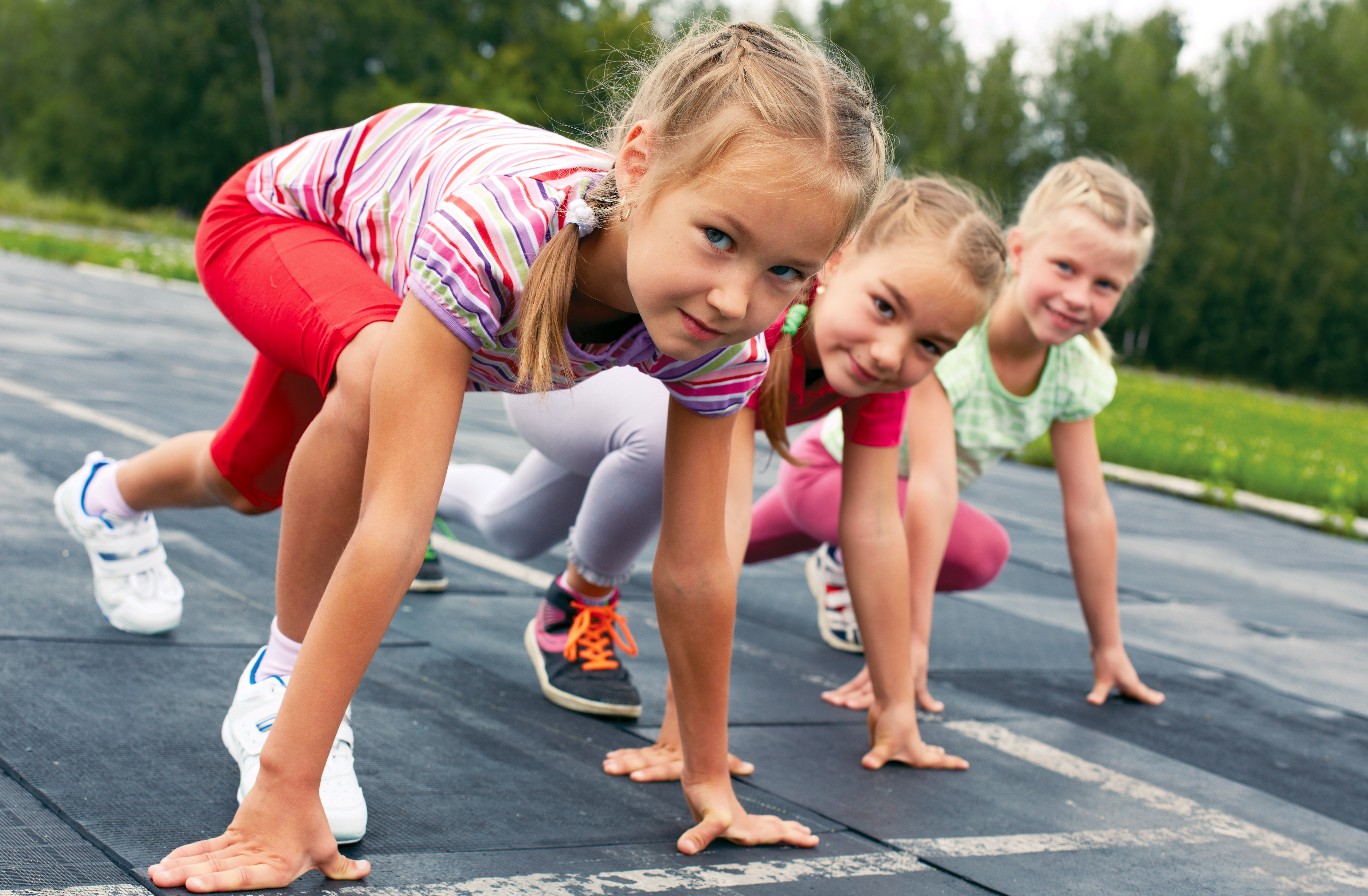 enfants squi se préparent à courir