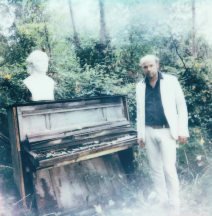Piano & compositions : Marek Kastelnik • Mise en son : Antoine Richard • Production : Le bruit du vent dans les arbres • Coproduction : L’Estran, scène de territoire pour les musiques improvisées - Guidel.