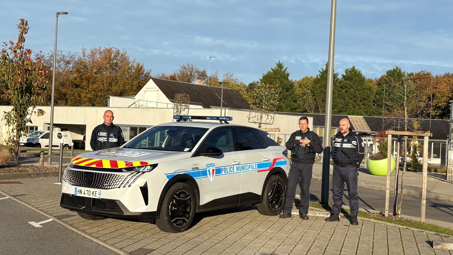 Voiture Police Municipale avec les 3 agents de la police municipale devant l'école de Prat Foën