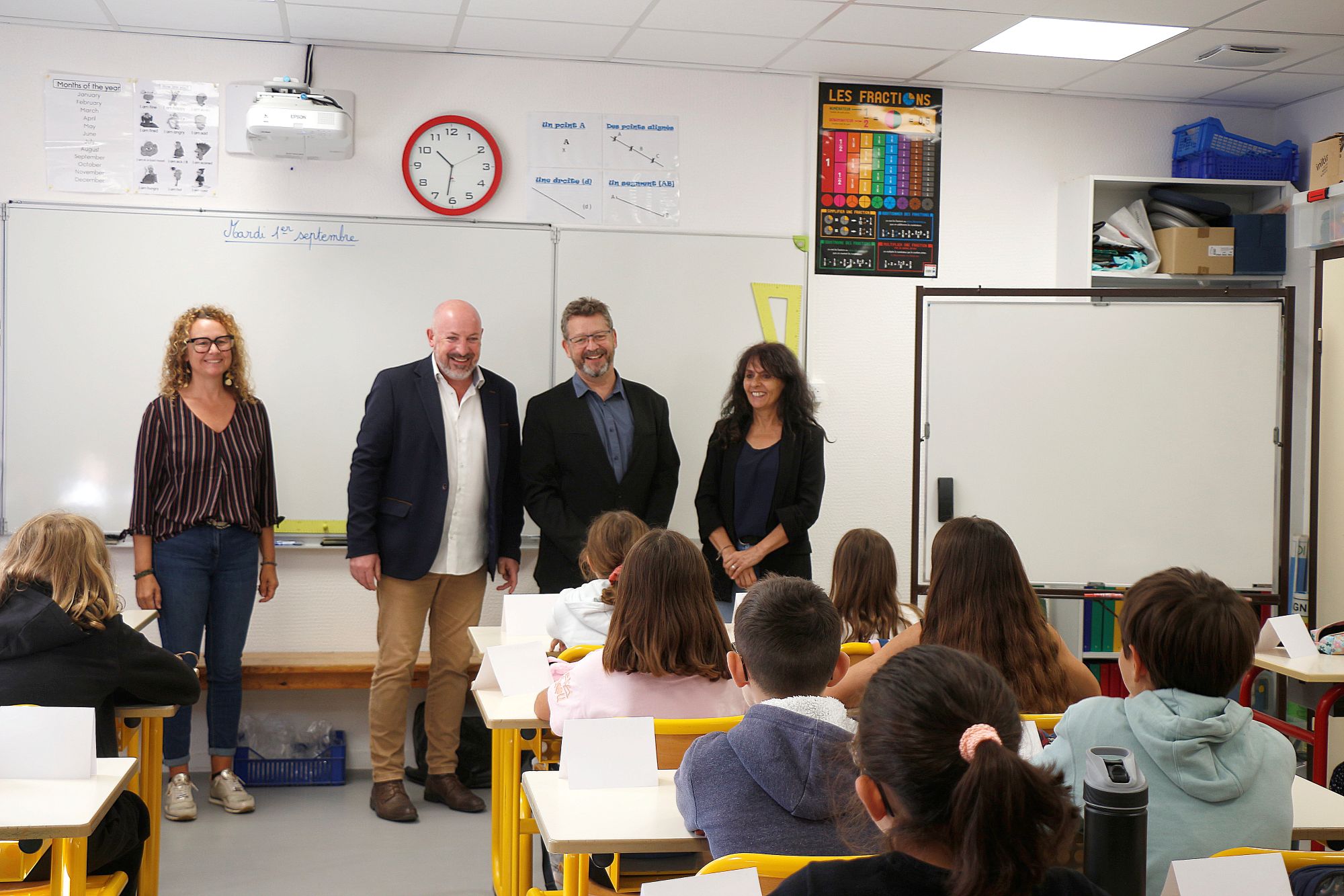 Enseignants et M. Le maire dans une classe de l'école Prat Foën